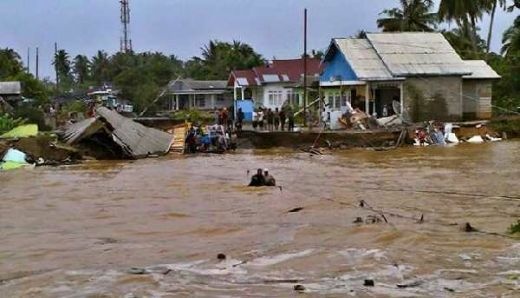 Hujan Deras Yang Melanda Wilayah Sumbar-Sumut Menyebabkan Banjir ...