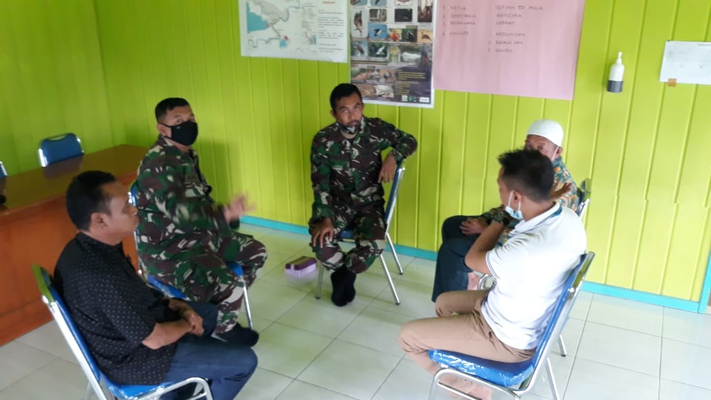 Babinsa Liang Ilir Sertu Yuwono Komsos Bersama Kades Himbau Agar